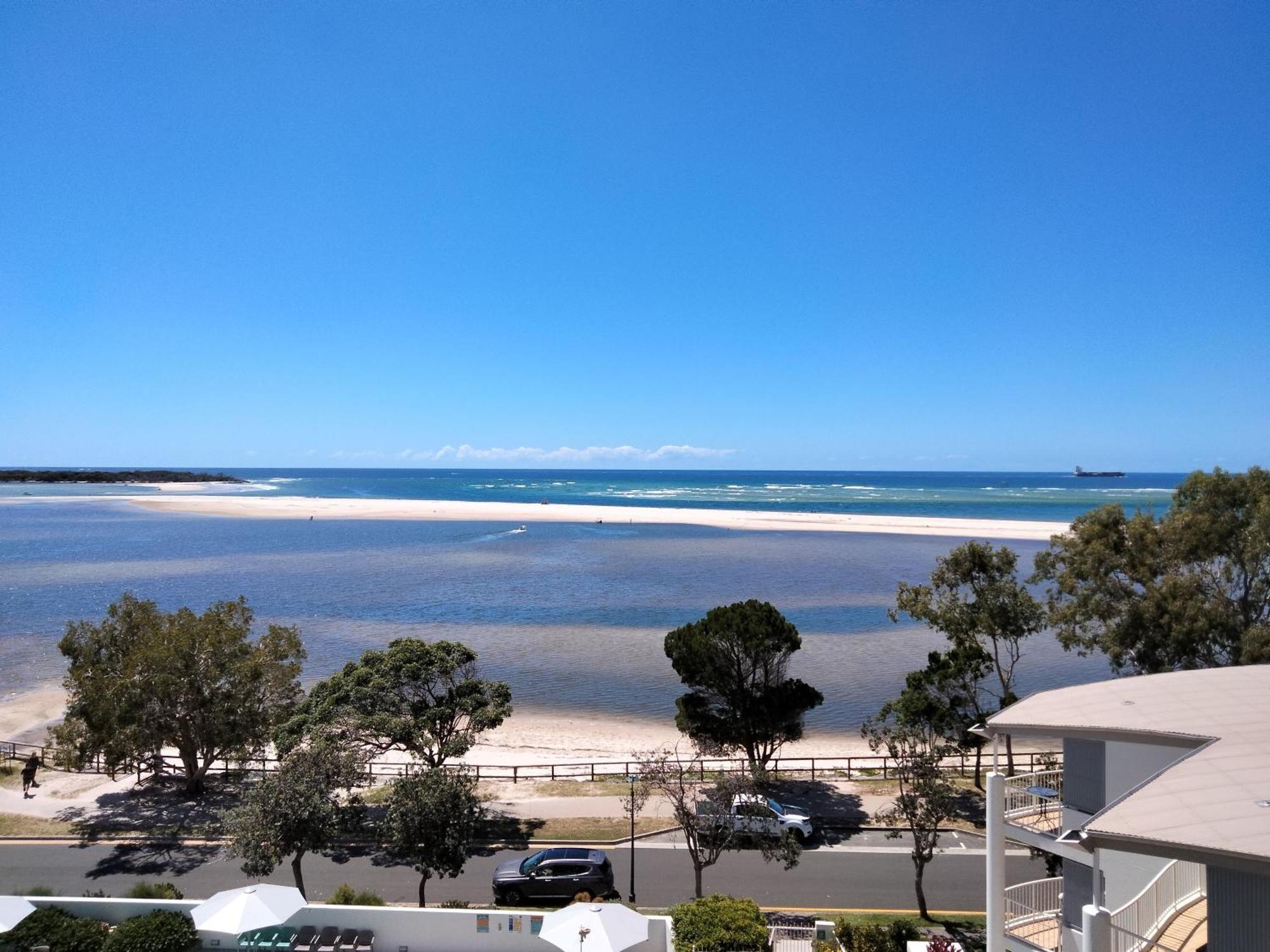 Moorings Beach Resort Caloundra Bagian luar foto
