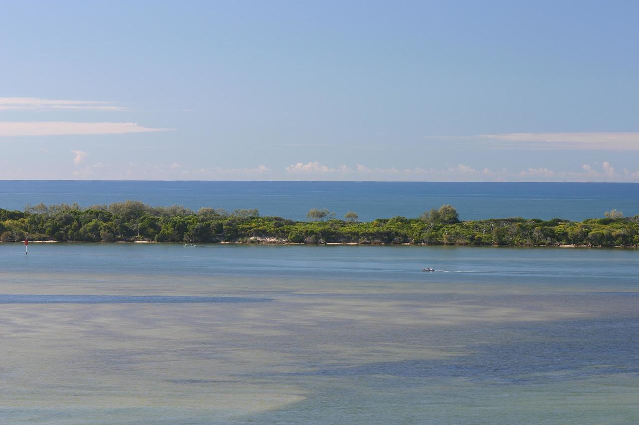 Moorings Beach Resort Caloundra Bagian luar foto
