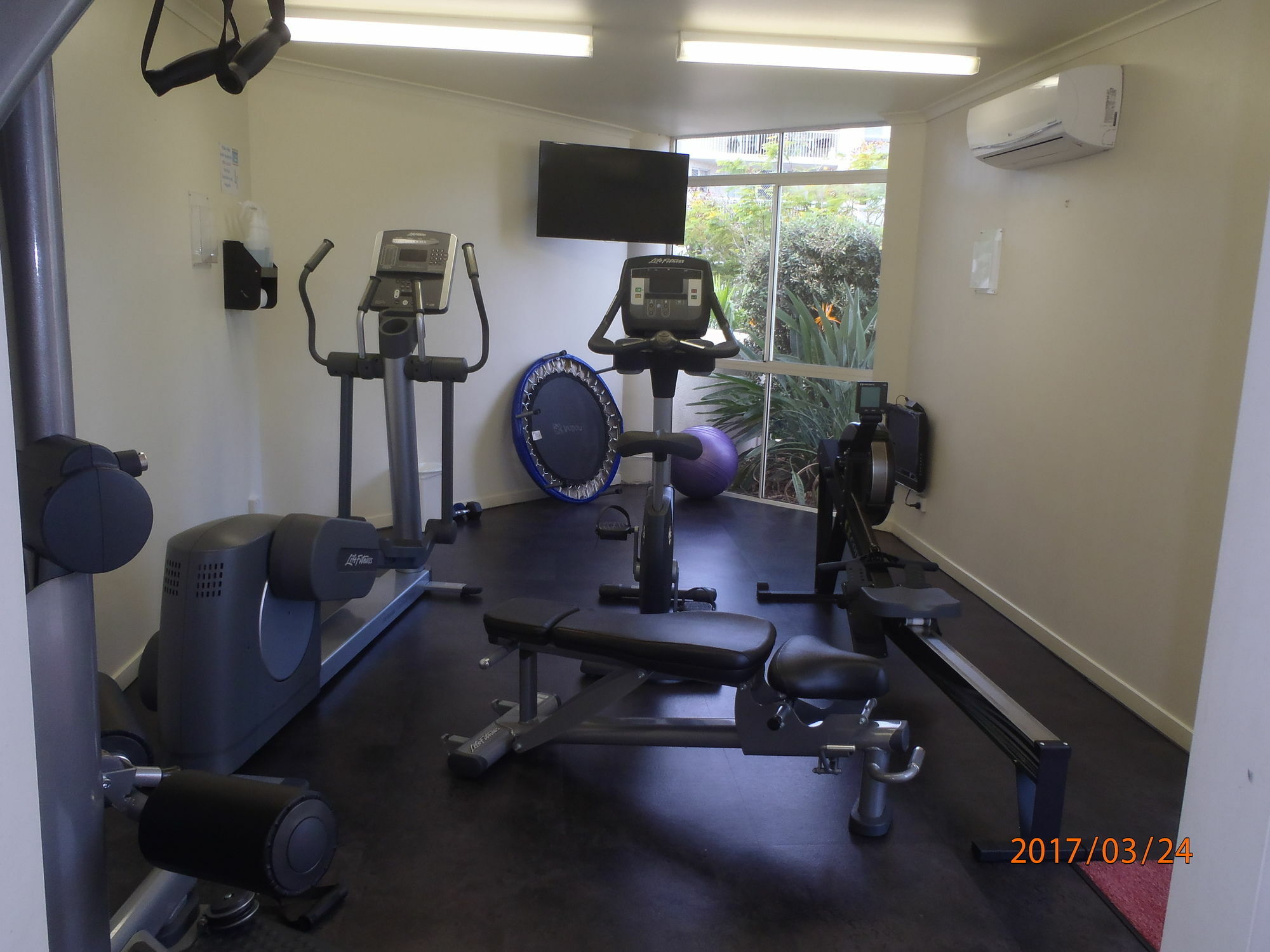 Moorings Beach Resort Caloundra Bagian luar foto