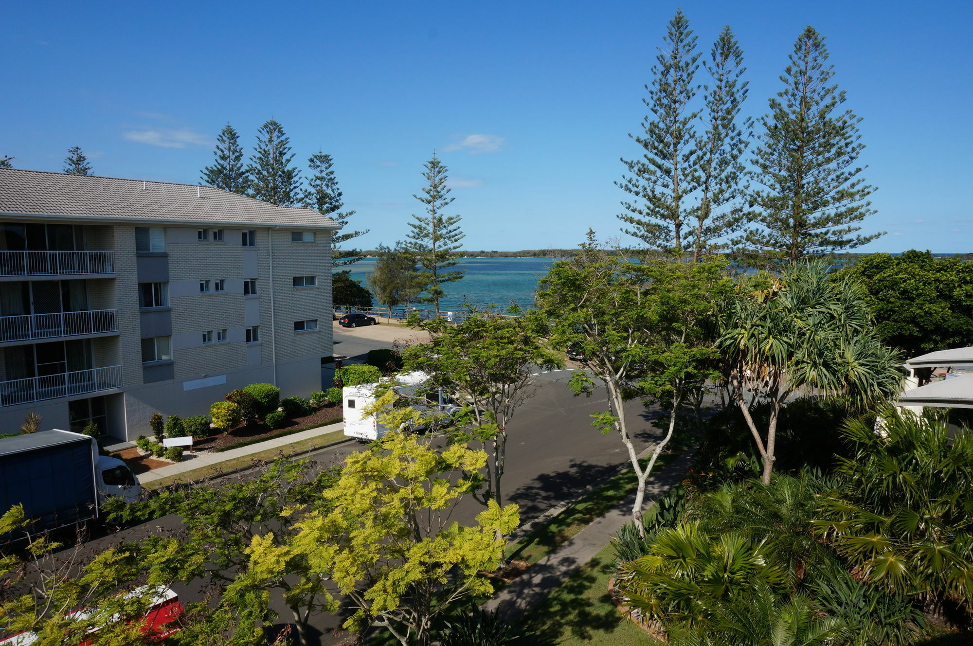 Moorings Beach Resort Caloundra Bagian luar foto